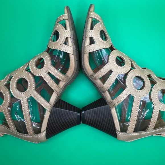 N.Y. VIP Tan Heel Open Toe Sandals Size 8 NWOT - Picture 10 of 14